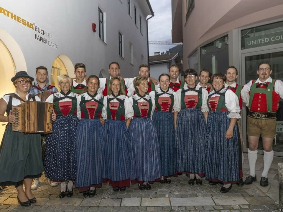 volkstanzgruppe-wiesen