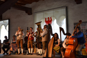 Die Sänger und Musikanten bei der Veranstaltung gsungen gspielt und drzeihlt im Rittersaal vom Schloss Tirol